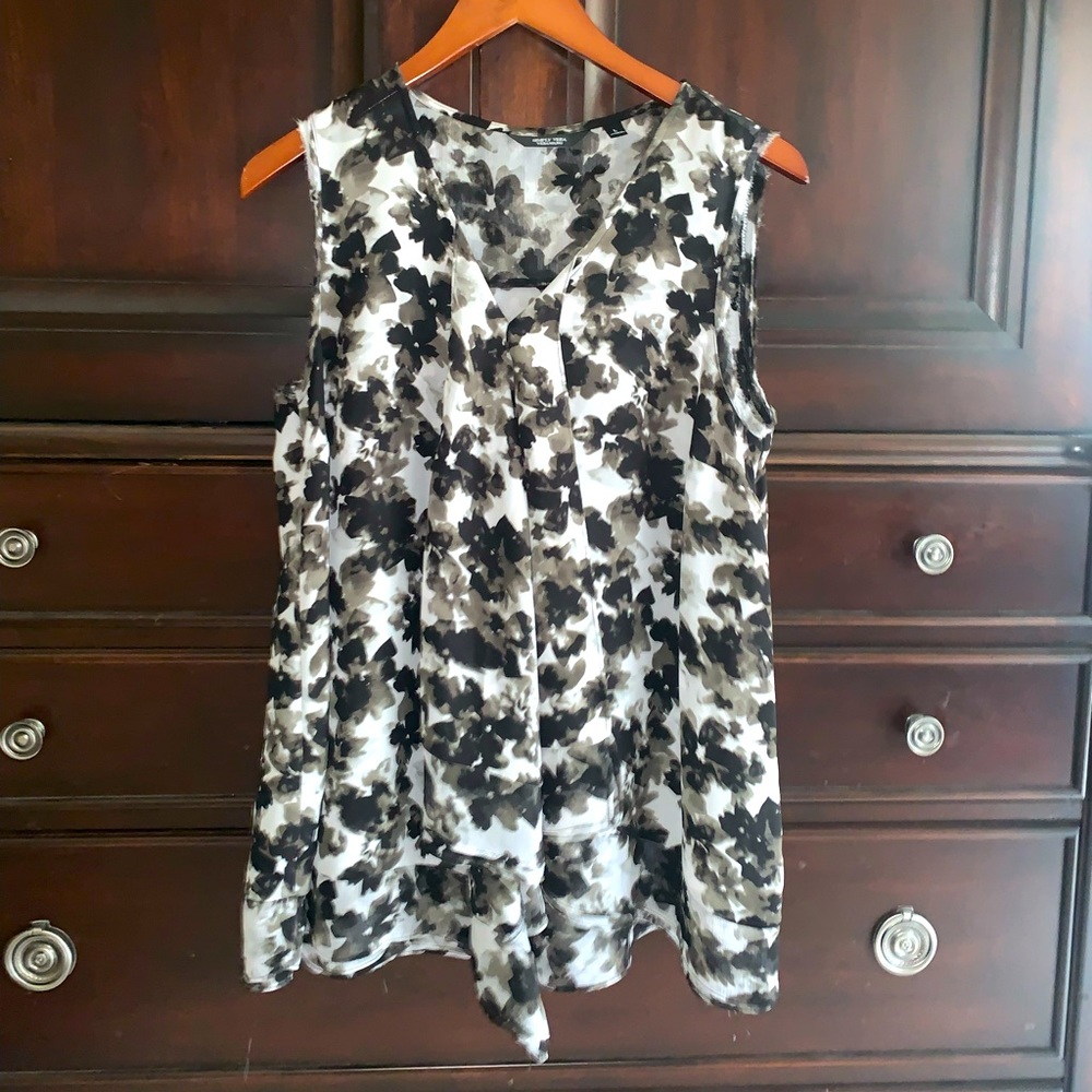 Black and White Vera Wang lightweight tank top blouse